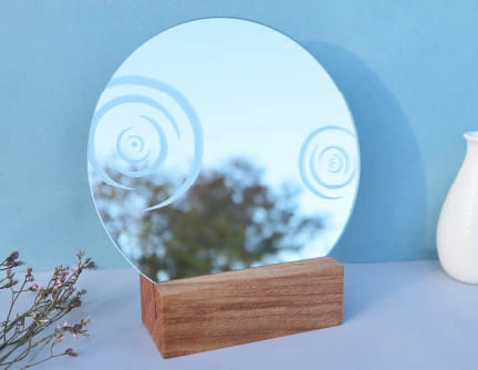 miroir rond gravé ondulations eau base chêne elementti